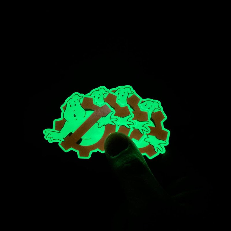 Dettaglio di adesivi in materiale luminoso